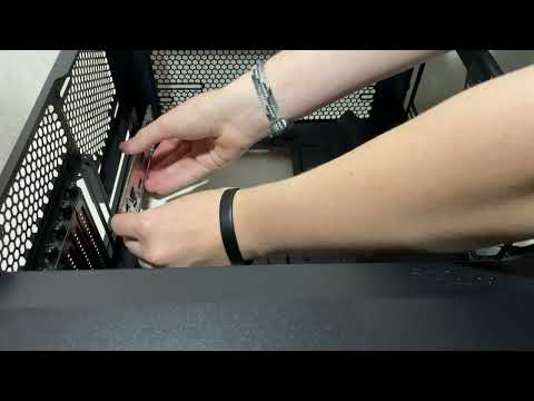 Установка заглушки материнской платы