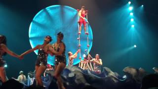 In a humorous nod to the golden age of mexican cinema, hand-balancing
act routine among pasteboard waves evokes film sets 1940's and 1950's.