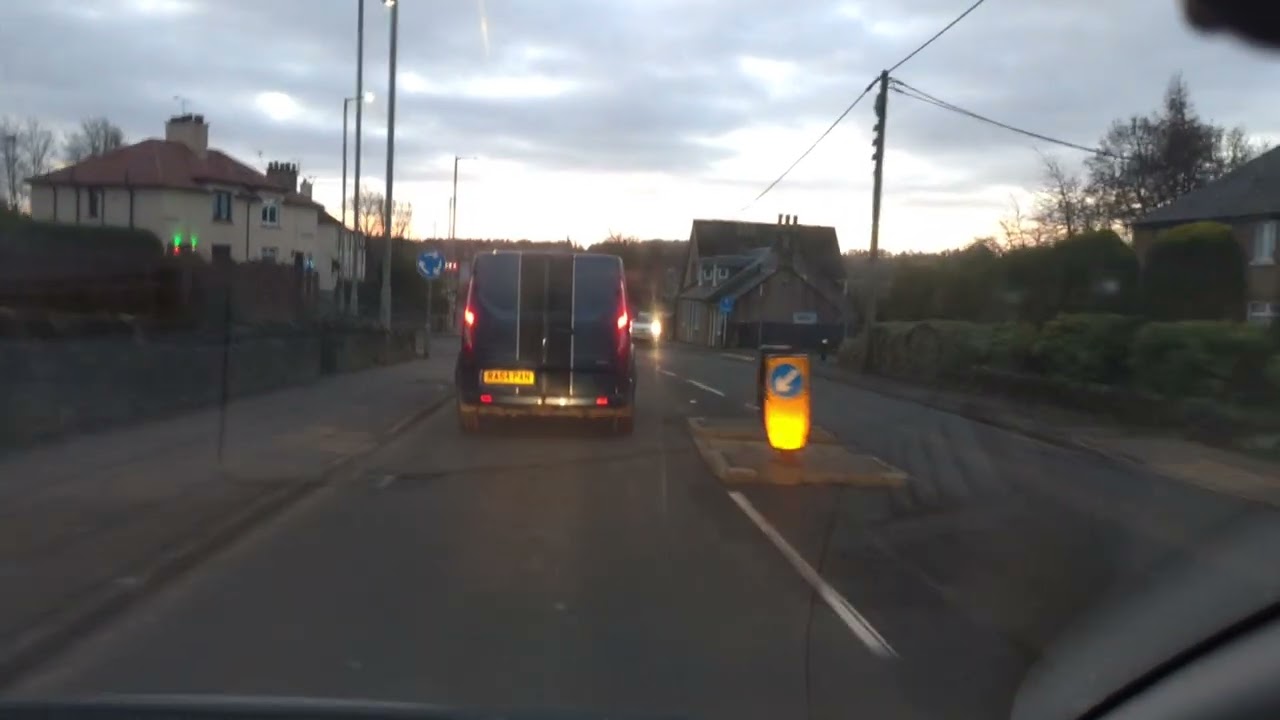 Это безумная женщина-кунг-фу Карен в фургоне.