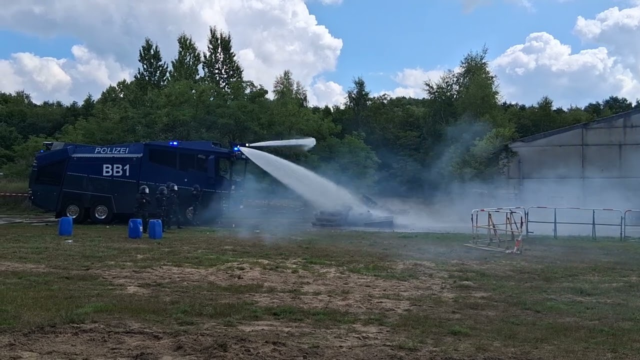Wasserwerfer Vorführung beim Tag der offenen Tür Polizei Brandenburg in Potsdam am 19,7,2025 