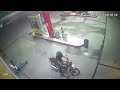 POLICIAL: USANDO UNIFORME ESCOLAR BANDIDO ROUBA EM POSTO DE COMBUSTÍVEL E AINDA ATIRA EM FRENTISTA 