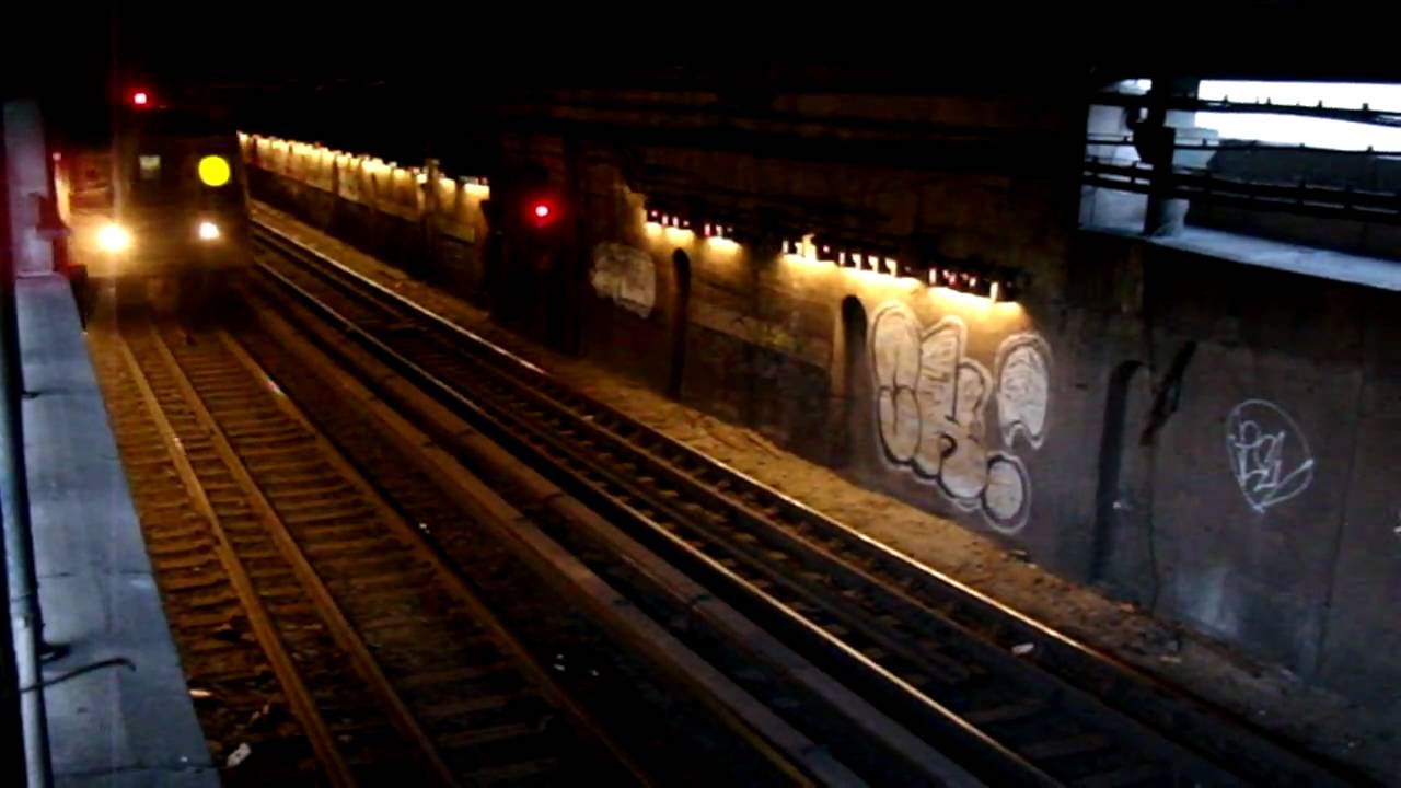 Astoria Bound R160A-2 N Train & Coney Island Bound R68 Q Train Going In & Out Of The Canal Street Tunnel