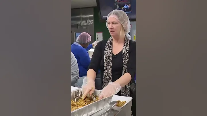 Thousands of volunteers for Mozel Sanders Foundation make Thanksgiving meals for families in need