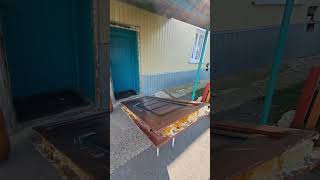 Жители р.п Тереньга вынуждены за свой счёт устанавливать двери в подъезд, ремонтировать фасад дома.