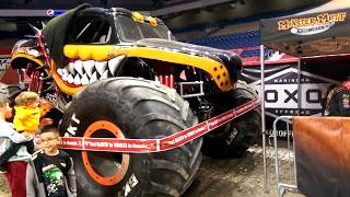 Acercamiento al monster truck Monster Mutt Monster Jam 2020 @ Alamodome, TX - Pit Party