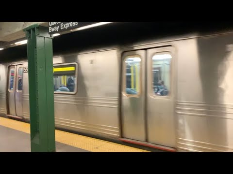 ASMR TAPPING IN THE SUBWAY 🚇