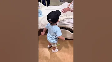 هذا الطفل أصبح سعيد ا بعد رؤية أخته الصغيرة 