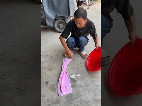 خطيه يريد يغسل ملابسه بس ماعنده غساله وتعصب 