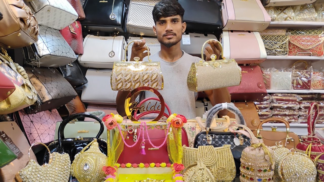 ₹25 मे बैग | Bag Wholesale Market Delhi | Ladies Purse , Clutches Wholesale  Market Sadar Bazar Delhi - YouTube