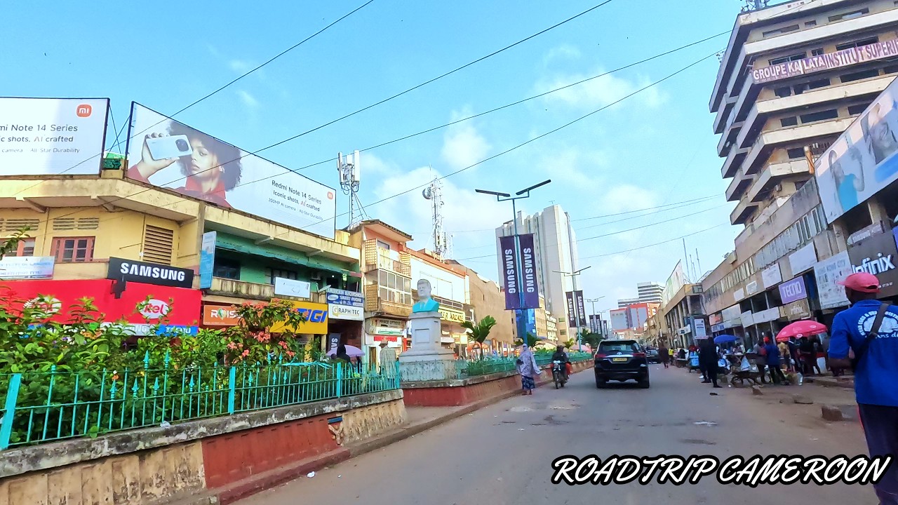 (Яунде) Давайте поедем в конференц-центр через центральное почтовое отделение и Цинга.