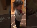 １歳９ヶ月、アンパンマンの跳ねるボールのオモチャを、どうしても捕まえちゃう（笑）
