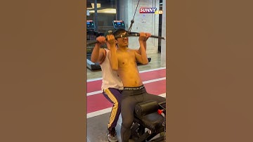 Gầy yếu thuê pt tập gym, anh ấy thả ra 1 cái muốn bay lên trời #shorts