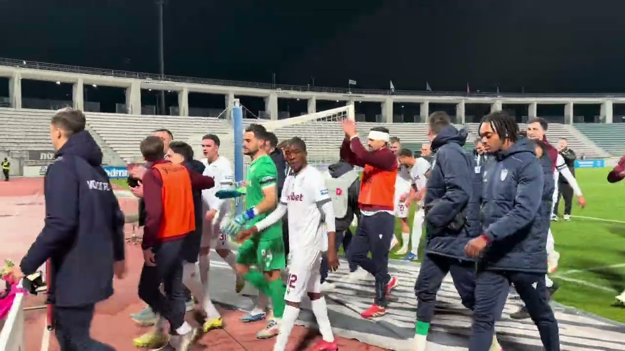 Βυσσινί «λαοθάλασσα» στο Πανθεσσαλικό αποθεώνει την ομάδα του Παντελίδη 