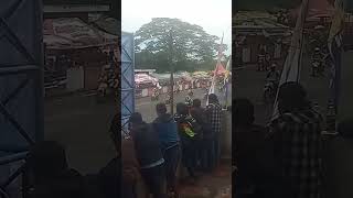 salah satu pembalap nyaris terjatuh saat start