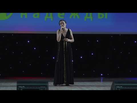 'Santa Lucia'. Исполняет