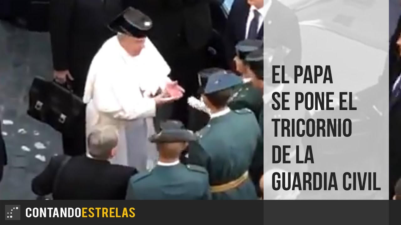 Por qué la Guardia Civil le impone al Papa el tricornio en un acto de Roma