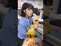 女の子が食べ物に唾を吐きかけた…その後に起こったことに皆が衝撃を受けた！🤯 #shortvideo