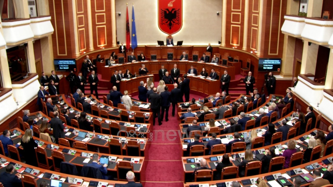Tensione në Kuvend/ Berisha s'liron foltoren, deputetët e PD “gardh” te kryedemokrati, ndërhyn Garda