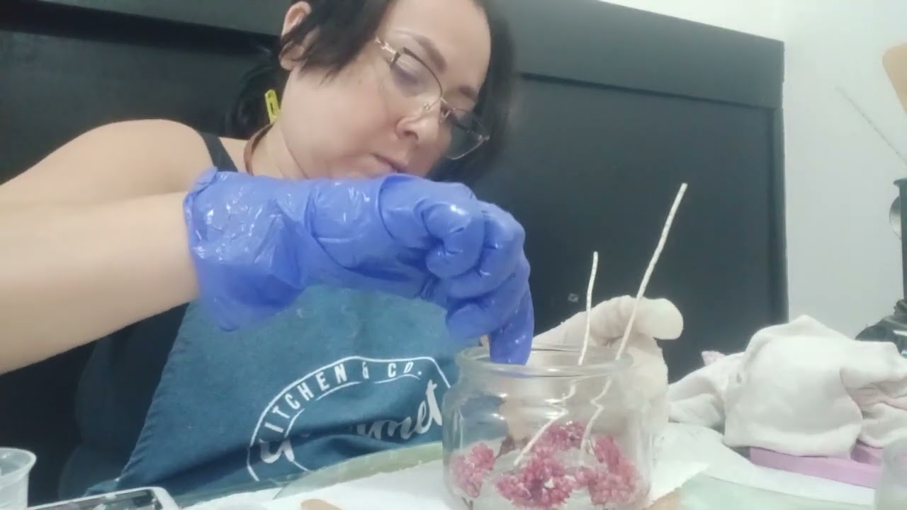 1 parte velas de parafina en gel  flores  aroma rosas y postre de capuchino