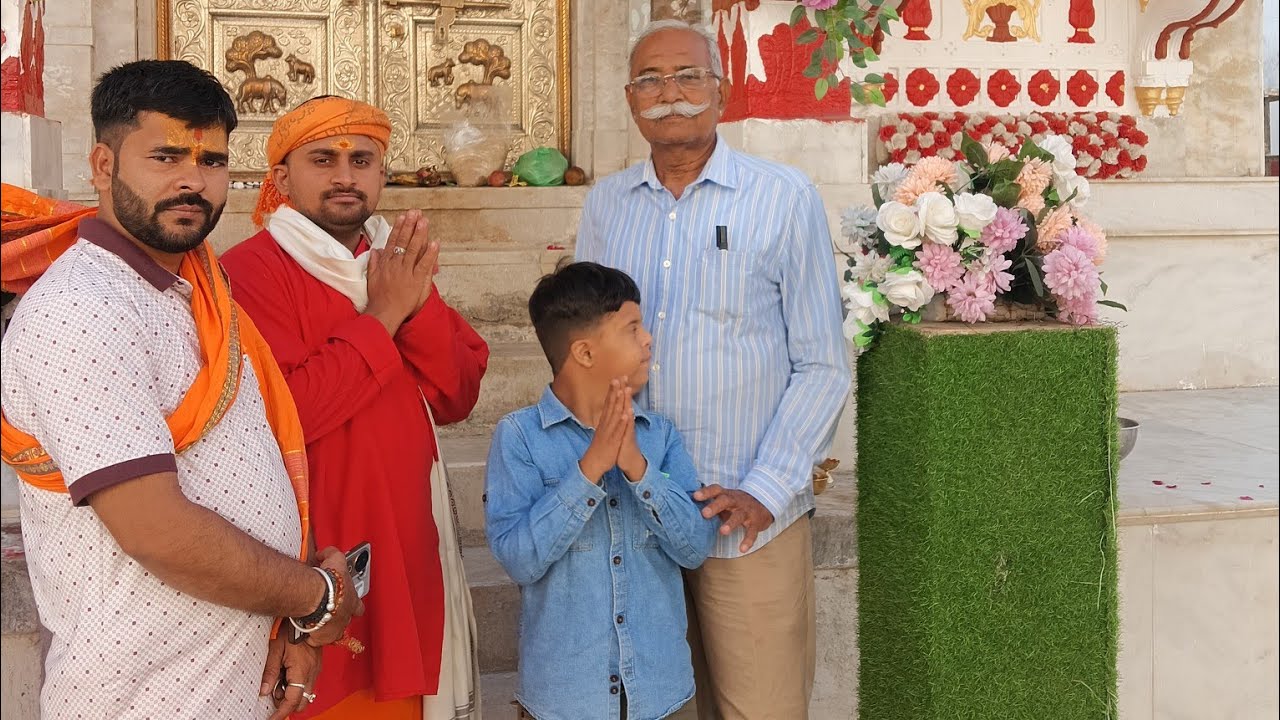 आज दिन मंगलवार सूतक में भगवान श्री द्वारकाधीश भगवान का कपाट बंद है भक्त लोग भजन करते 