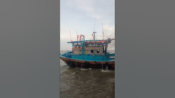 Korte broeken in winderig weer zorgden voor problemen voor de vissersboot voordat deze de haven v...