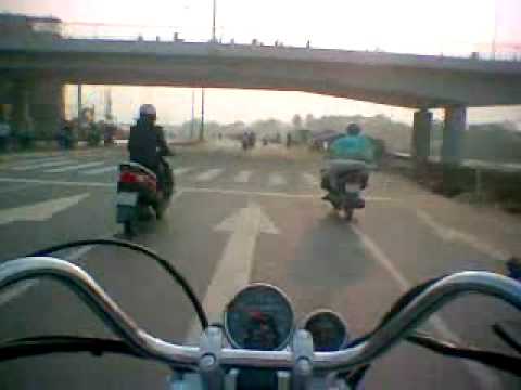 Video Suzuki GZ 125 chinh phục Ðại lộ Ðông Tây - 2/12/2009 - youtube