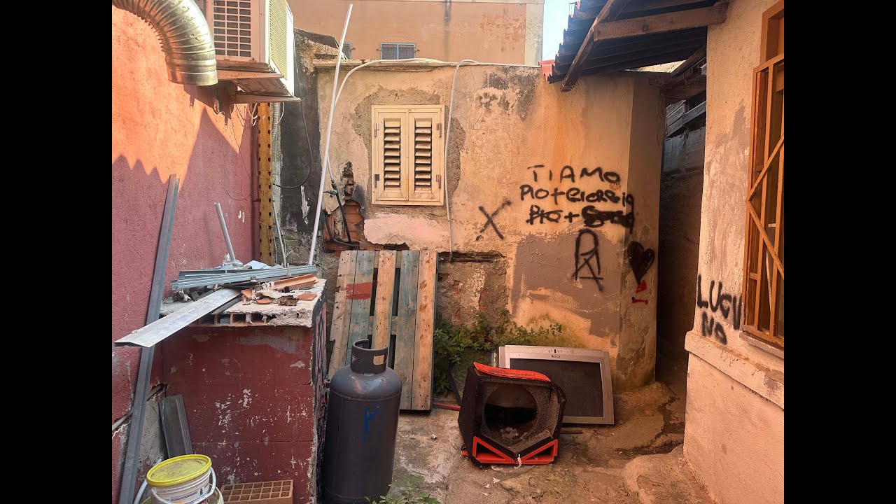 Risanamento, ecco come verranno demolite le baracche abbandonate da anni