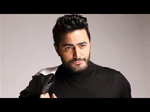 معجبة تقتحم المسرح و تحتضن تامر حسني في موقف محرج