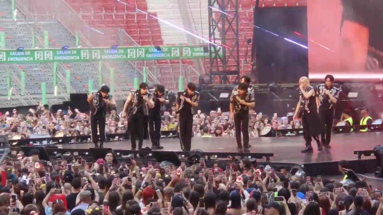 District 9 - Stray Kids (live Madrid)