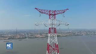 Instalan cables de torres transmisión eléctrica más altas del mundo a través del río Yangtse