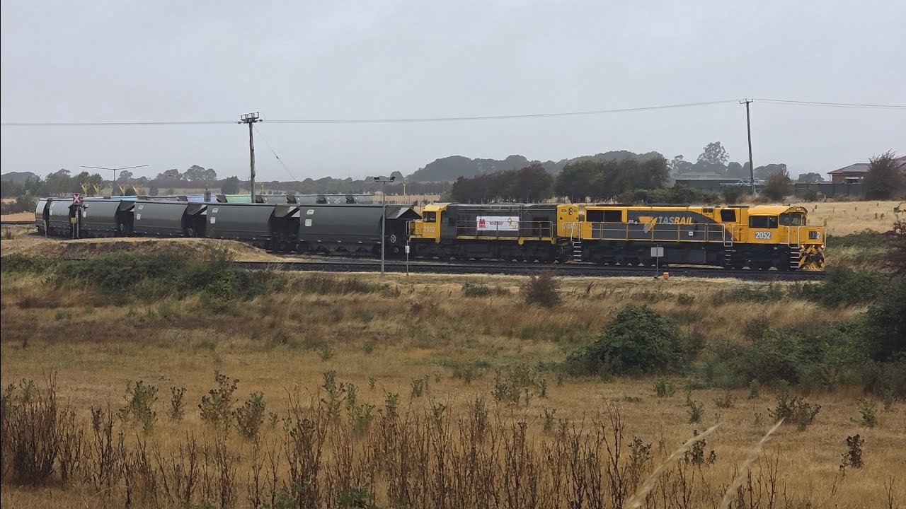 TasRail 2052 2002 #46 Coal train rounding Western Junction