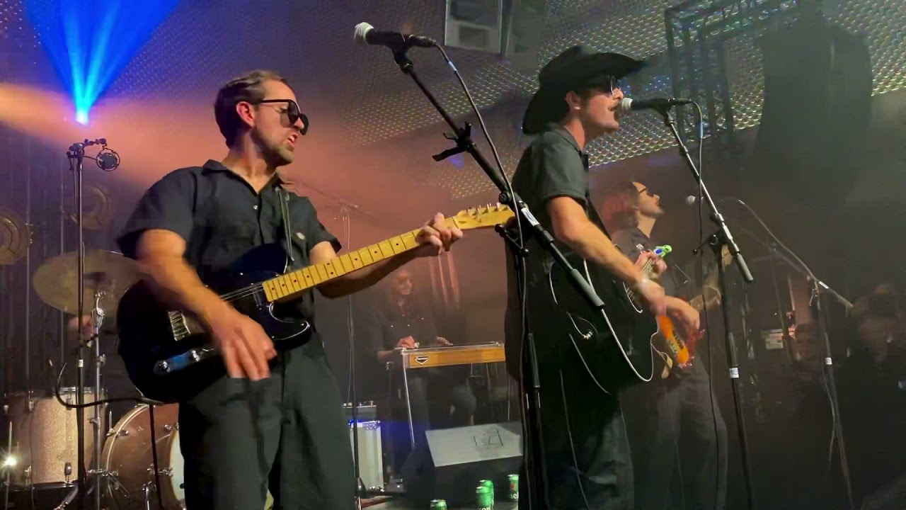 Garrett T. Capps - Girl U Want (Devo cover). TakeRoot, Groningen, November ’21.