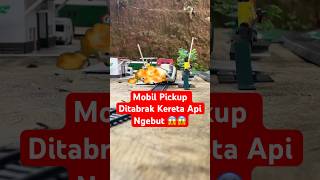 Drama Mainan Kereta Api Menabrak Mobil Pickup Putih Di Rel Kereta Api Mainan - Mainan Kereta Api