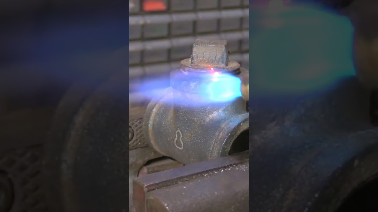 Ослабьте заржавевшую резьбу труб с помощью пропановой горелки — полезный совет по сантехнике 