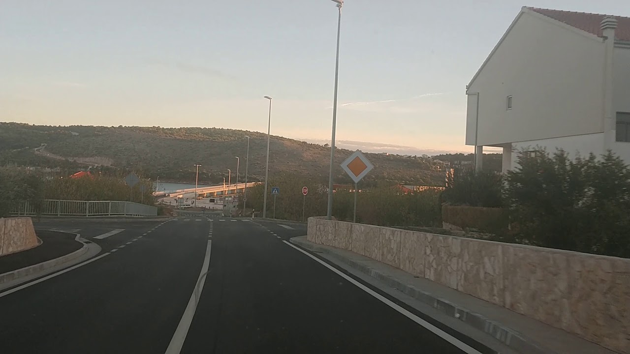 Поездка на микроавтобусе в Хорватию, город Трогир и остров Чиово. Переезд моста.