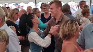 7 Lipca 2024 Tancerka Która Przyciąga Uwagę Zahulała Z Sebastianem W Dębinach Kapela Andrzeja Malika