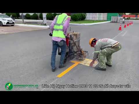 Video Quy trình thi công sơn kẻ vạch dẻo nhiệt | Vương Quốc... - youtube