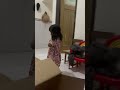 Anak kecil main di terowongan