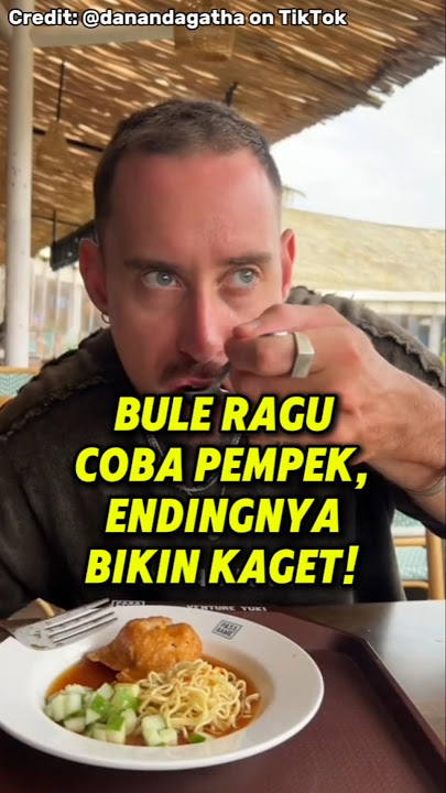 Bule Ragu Coba Pempek, Endingnya Bikin Kaget! #bule #reaksibule #shorts
