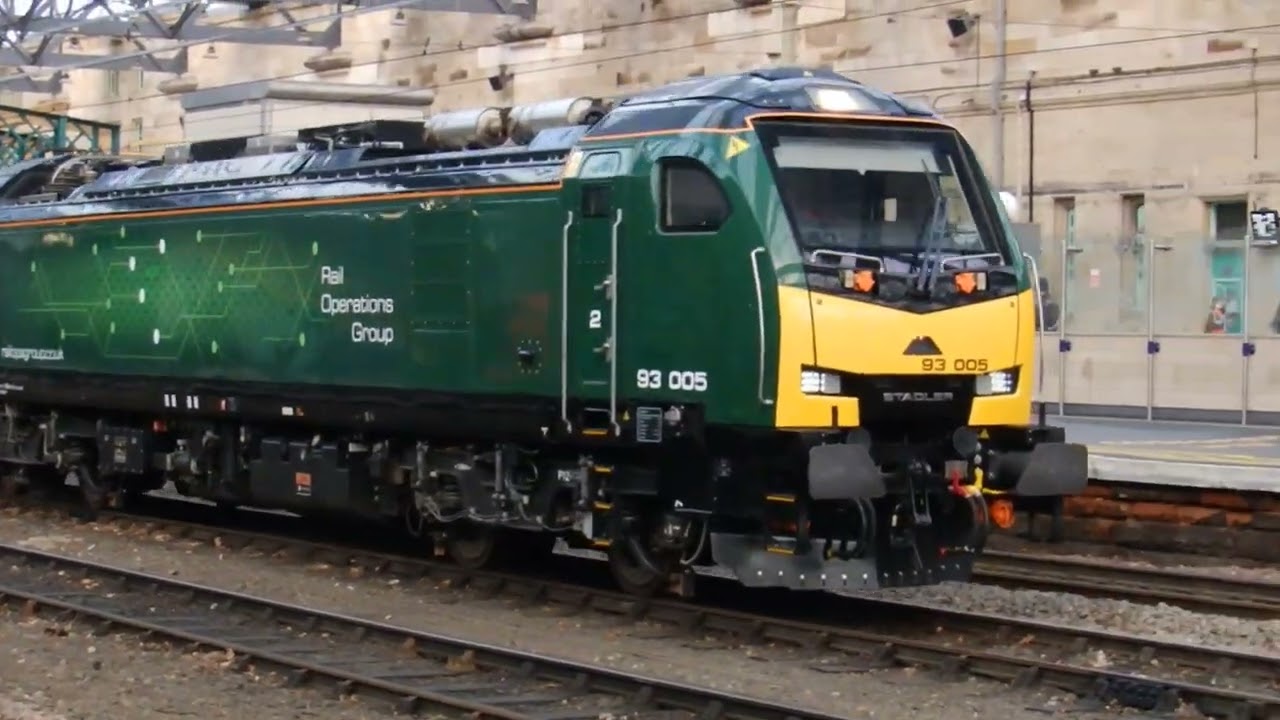 6Q70 0909 Rail Ops Group 93005 & 93004 Polmadie Car M D  to Wolverton Centre Sidings