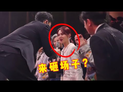 轻易不要递话筒给歌迷，因为你永远不知道，台下可能青铜还是王者！
