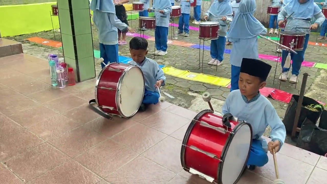Ekstra drumband unggulan RA Mluweh