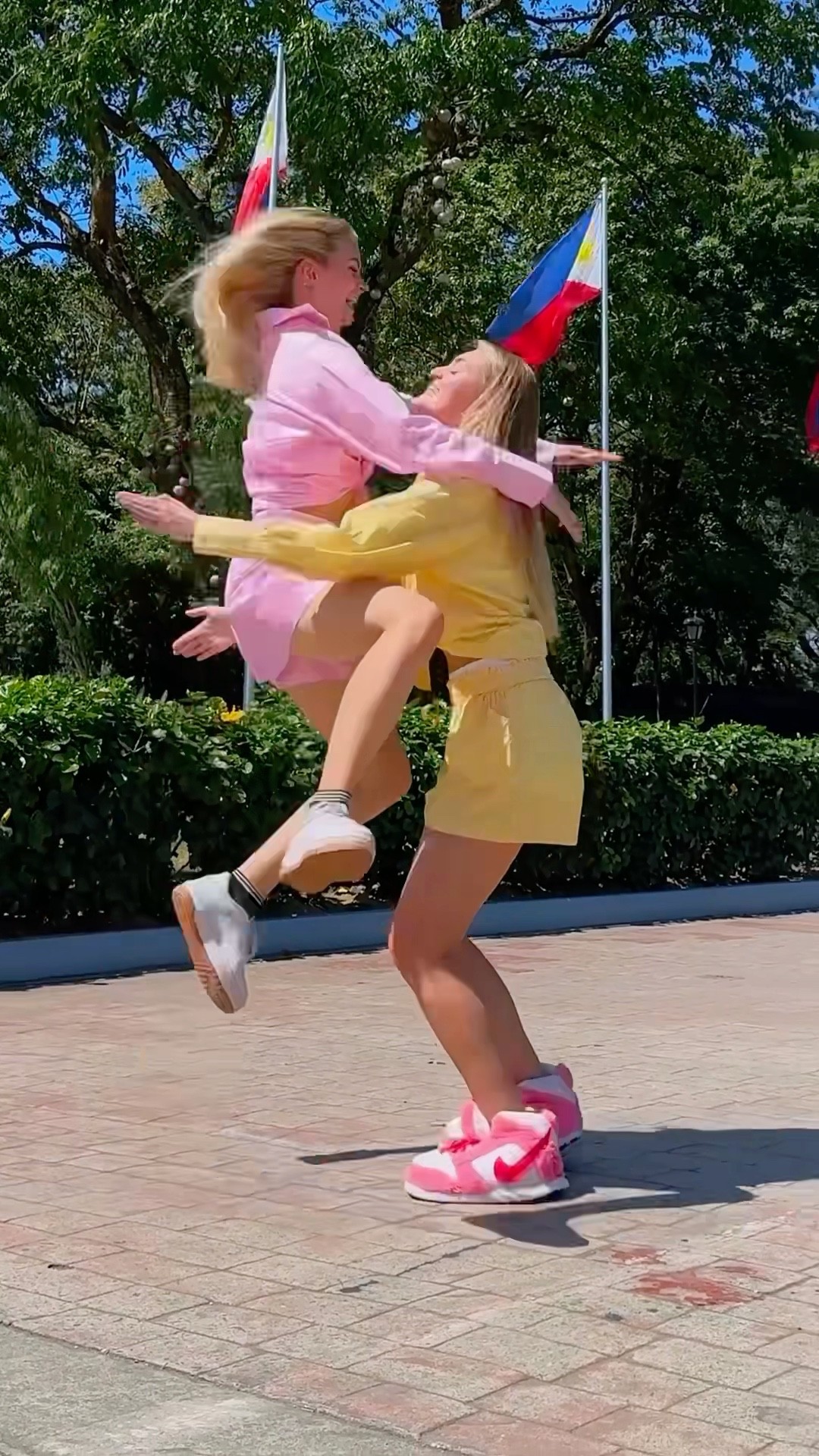We are together again?!!! @isabellaafro Rate our duo 1-10 ??‍♀️❤️‍?!!!