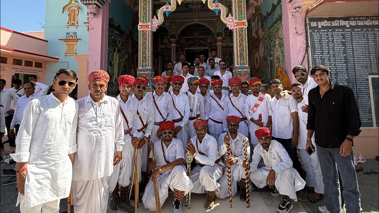  गुरु श्री राजारामजी बावसी के पावन आश्रम में कलबी चौधरी समाज की भव्य गैर का दिव्य आयोजन हुआ।