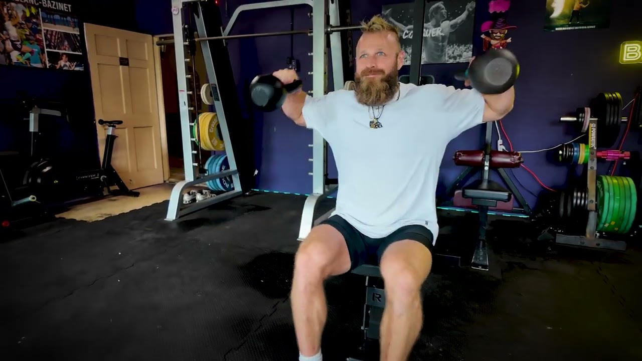 Махи гирей сидя с последующим подъемом гири вверх