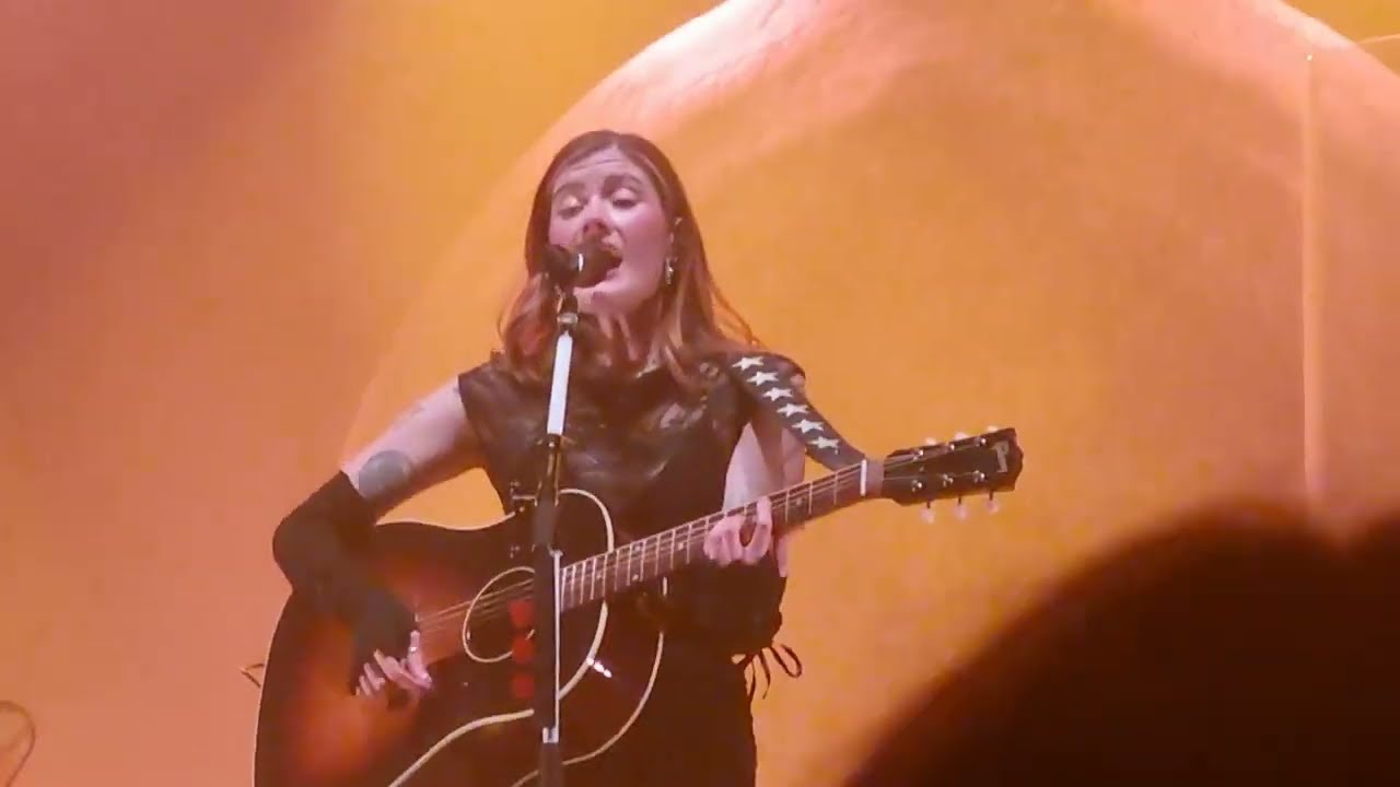 Madeline Juno "Vor dir " Capitol Hannover - 17.11.2025 - Anomalie Pt. 1-Tour