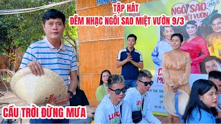 Đang chạy chương trình Đêm nhạc NSMV cùng các em khiếm thị mà Khương Dừa thấp thỏm cầu trời đừng mưa