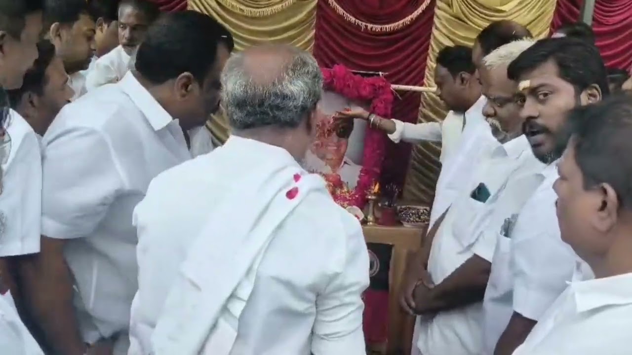 எம்ஜிஆரின் பிறந்த நாளை முன்னிட்டு பாரதிராஜா தலைமையில் அன்னதானம் வழங்கப்பட்டது 