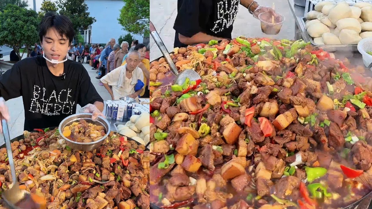 Китаец раздает бесплатный обед пожилым людям в сельской местности.