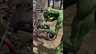 Reptilian likes my bike 🚲 #reptillian